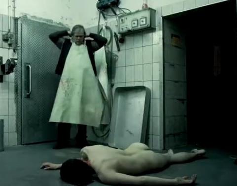Bienvenue à Cadavres Les Bains | Der knochen mann | 2009