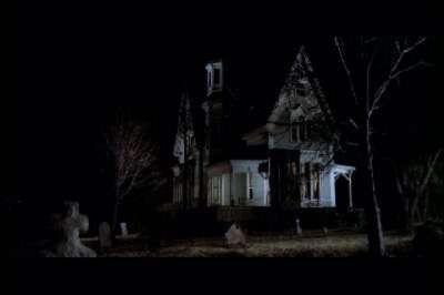 MAISON PRES DU CIMETIERE - LA | THE HOUSE BY THE CEMETERY / QUELLA VILLA ACCANTO AL CIMITERO | 1981